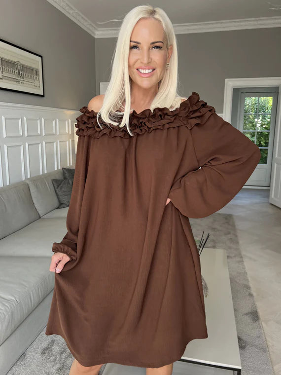 Chili Dress - Plus size kjole med lange ærmer og flæser